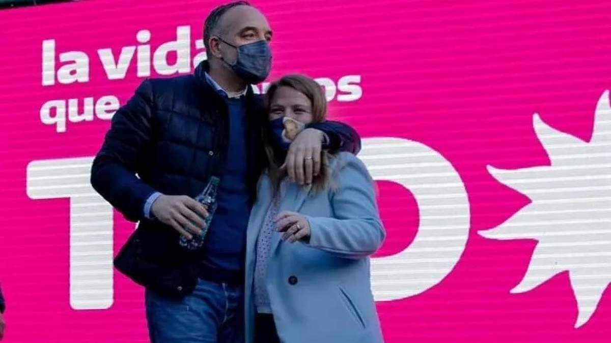 Martín Doñate y Ana Marks, durante el cierre de las elecciones. Fuente: (Twitter)