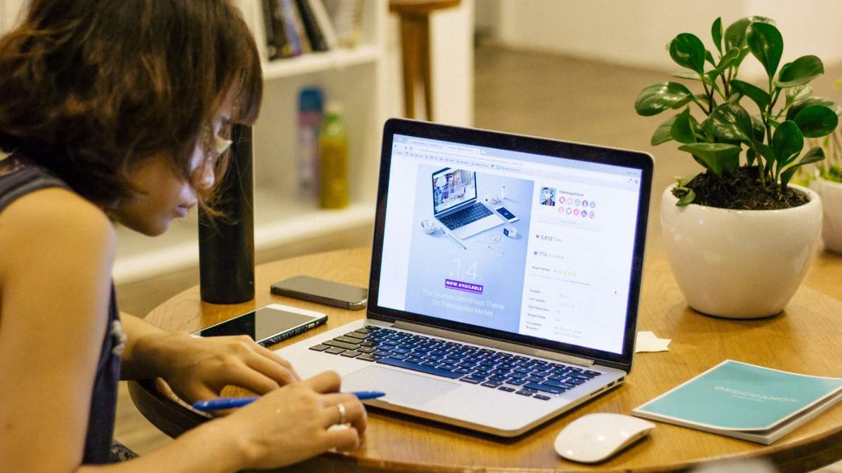 La pasantía viral en Bengaluru detalla 12 horas de trabajo durante seis días. Analizamos los datos del anuncio y el comparativo con el salario mínimo.