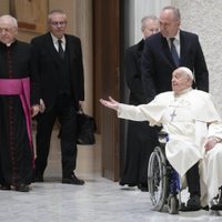 El papa Francisco se lastima el brazo en una caída, la segunda en poco más de un mes
