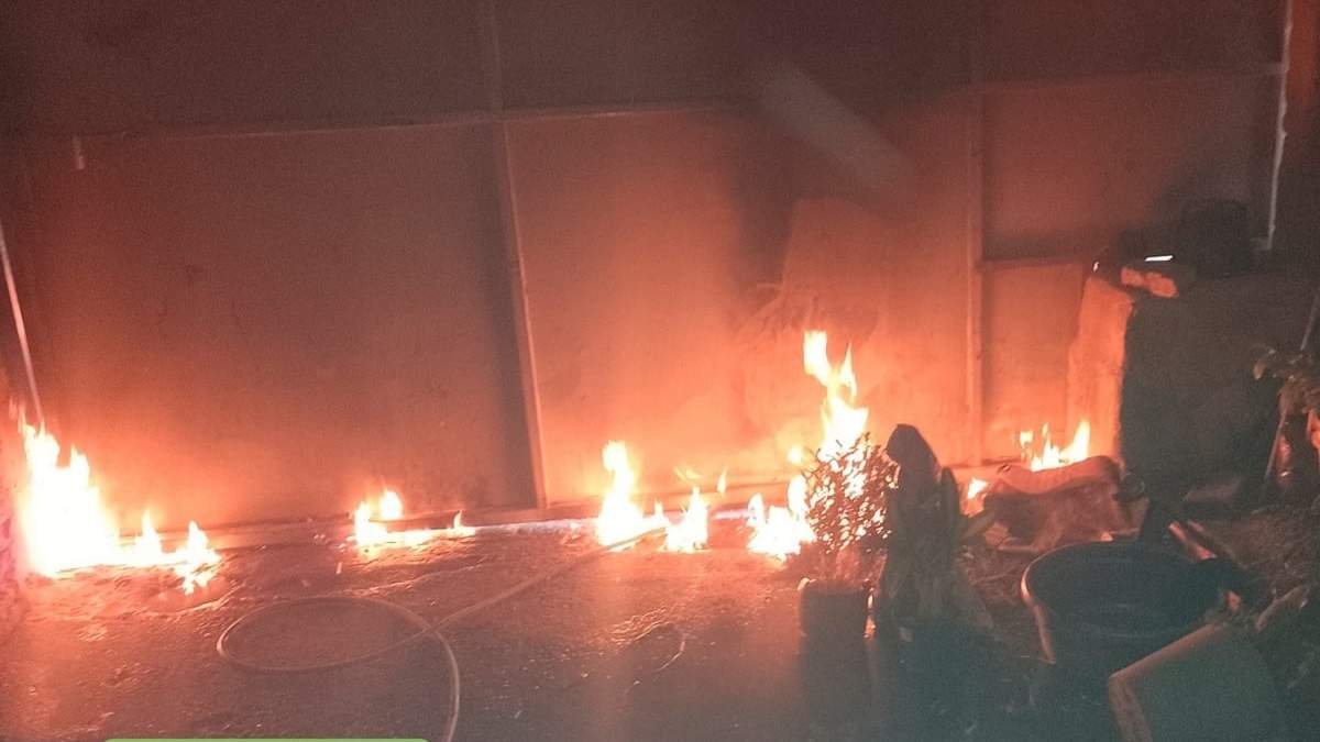 El portón fue quemado para impedir el ingreso de policías para el allanamiento. Fuente: (Policía de Neuquén)