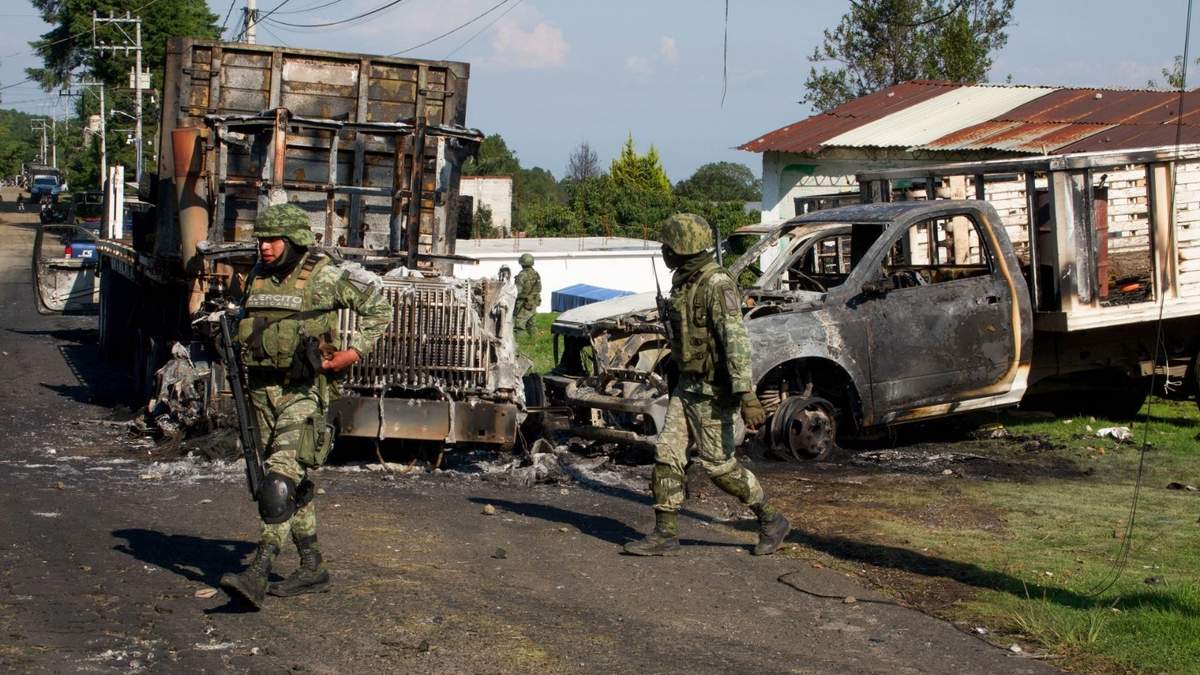 Dos de los vehículos quemados en Huitzilac, Morelos