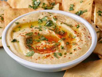Hummus de morrón: la receta imperdible para picotear algo a la tarde con grisines
