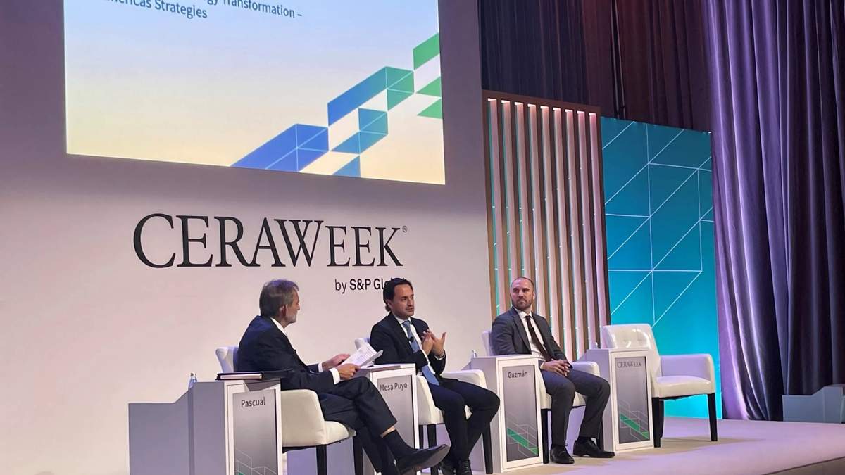 Alejandro Monteiro y Martín Guzmán estuvieron en representación de Argentina en la Ceraweek. Fuente: (Twitter)