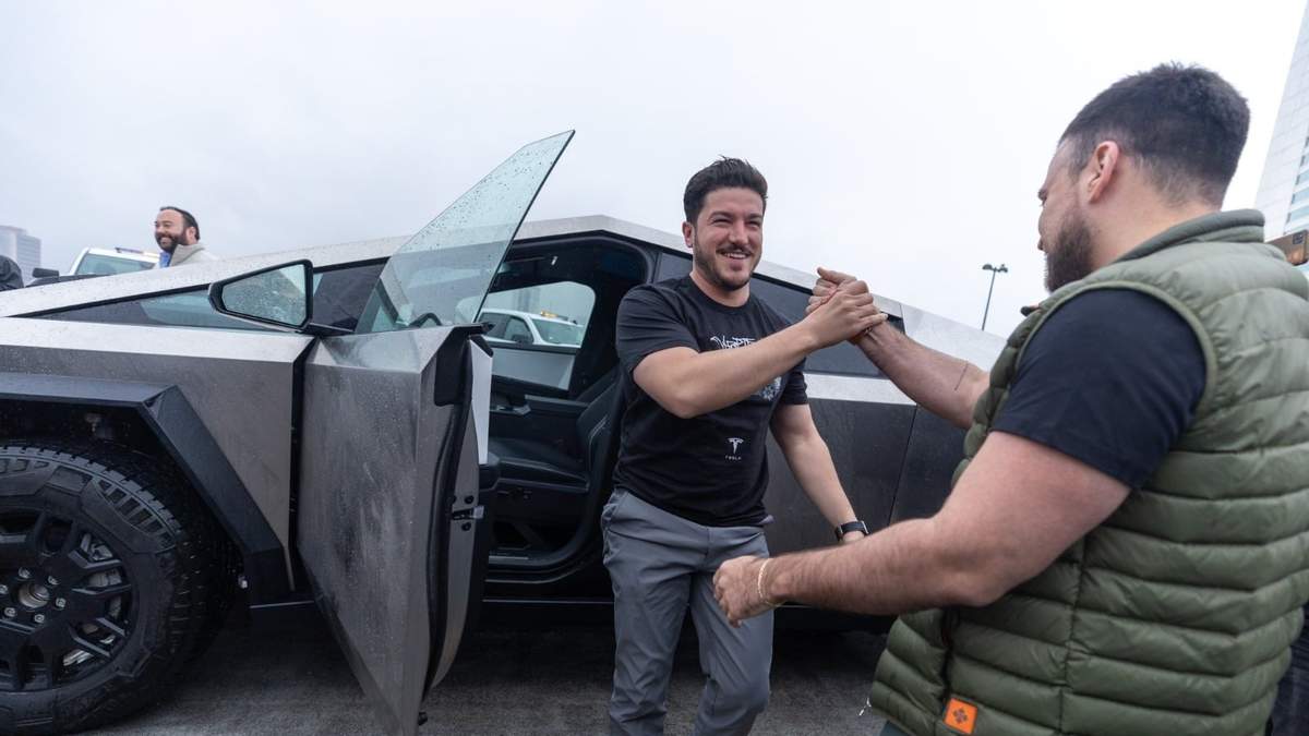 Samuel García a bordo de una Cybertruck de casi 2 millones de pesos