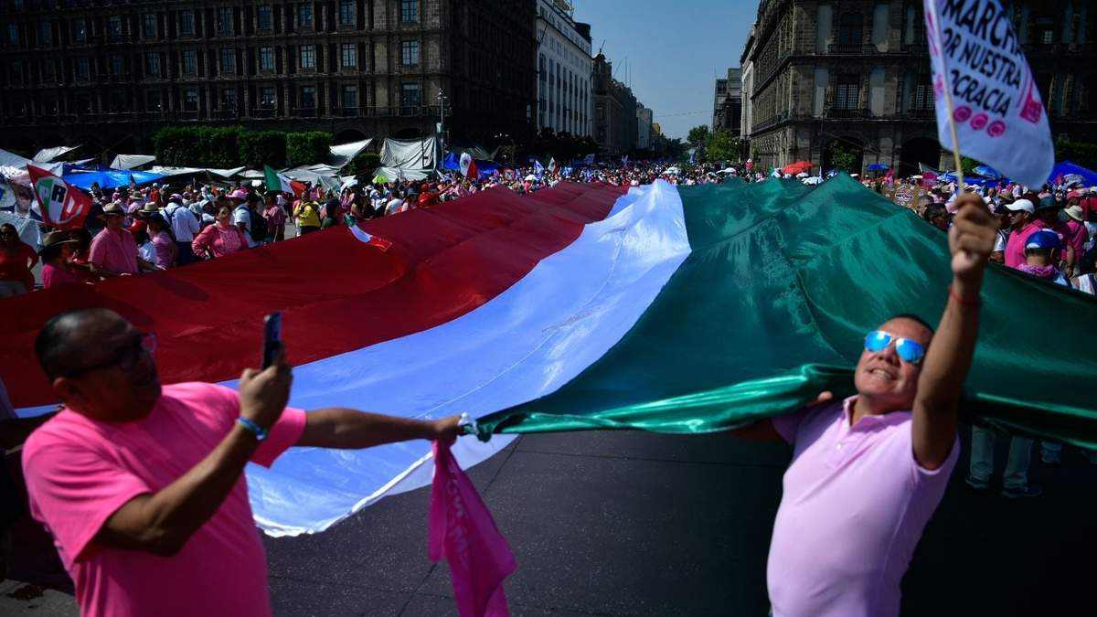Simpatizantes de la oposición llevaron su propio lábaro patrio