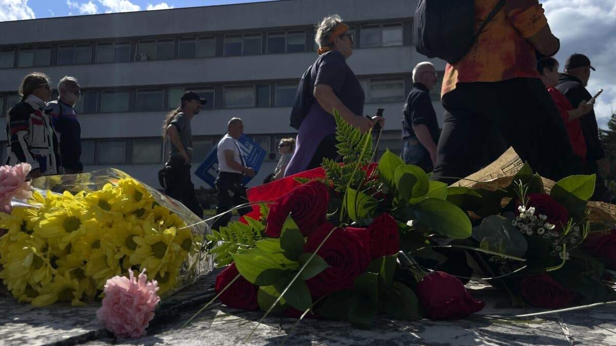 Flores afuera del hospital donde está internado el primer ministro eslovaco, víctima de un intento de asesinato, en Banska Bystrica, Eslovaquia