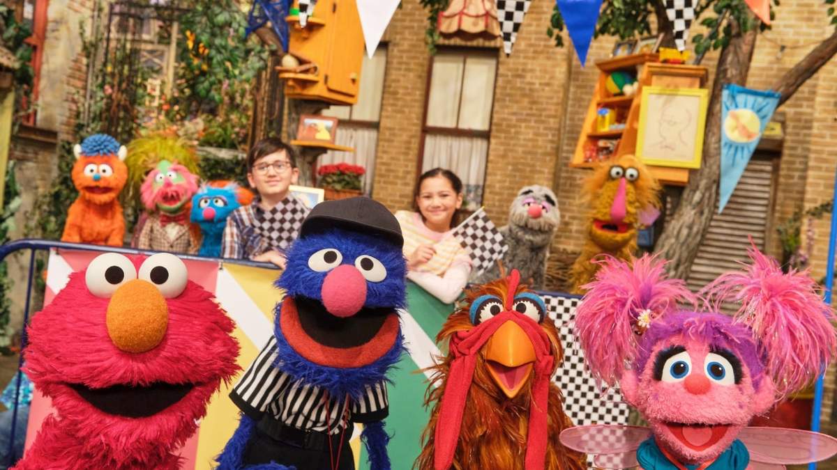 Esta imagen, publicada por Sesame Workshop, muestra a Bubba Wallace con varios personajes de los Muppets en el plató de "Plaza Sésamo"