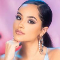 ¡Abrió mucho las piernas! Becky G empieza el 2020 con esta picante pose sobre una camioneta