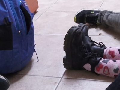 Crece polémica por tres madres solteras en situación de calle que pernoctan en un edificio municipal