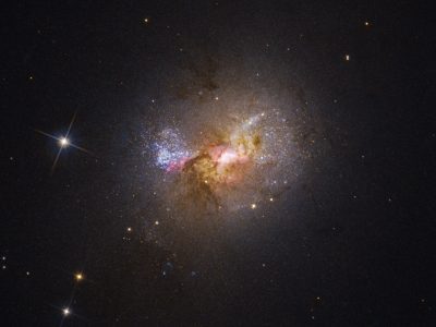 El telescopio Hubble detectó un agujero negro que “da a luz” estrellas en lugar de tragárselas