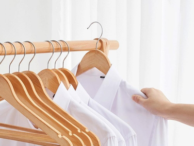 Con una percha de madera y un trapo de piso, creá este organizador práctico y útil para tu baño