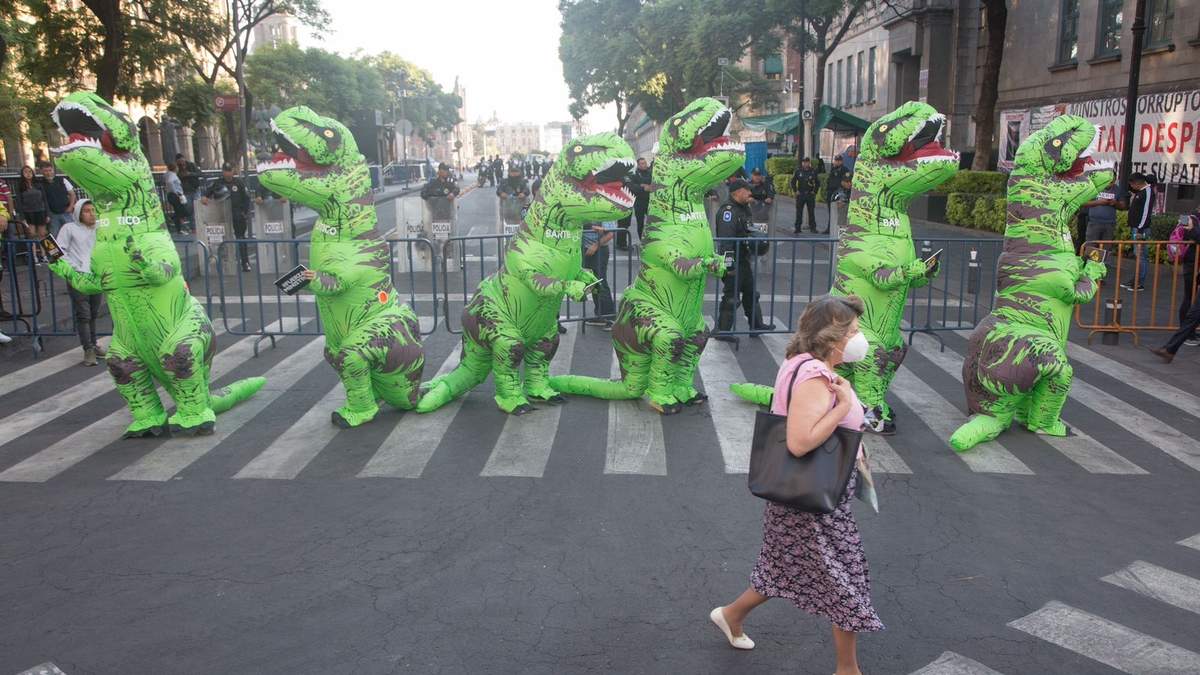 Manifestación con botargas de dinosaurio contra el Plan B