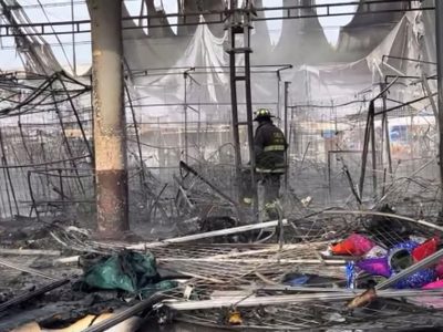 Incendio consume 200 puestos en bazar navideño de Teoloyucan, Estado de México