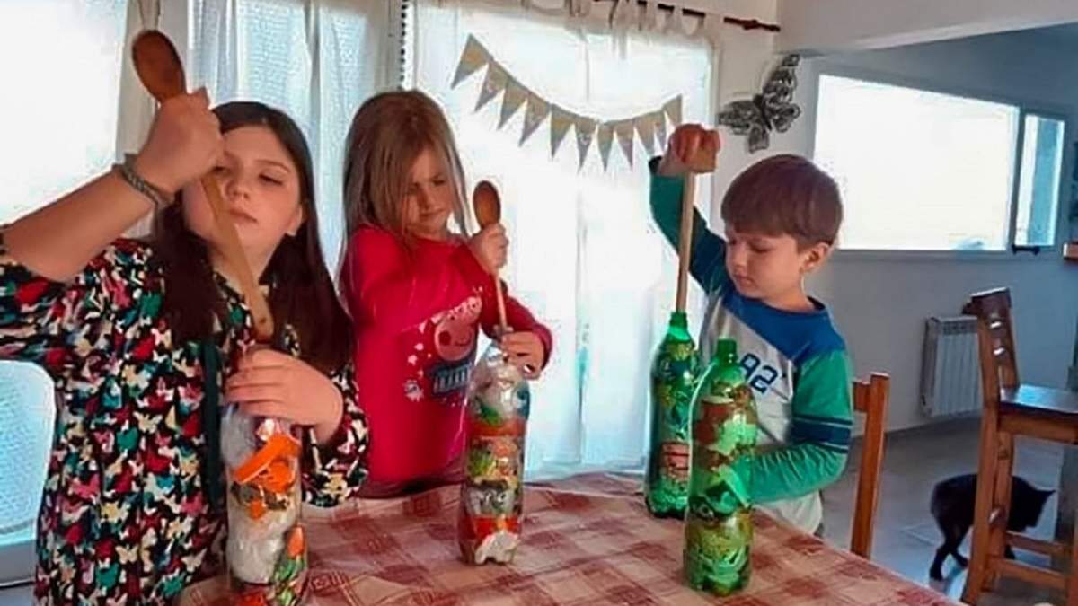 Activa participación a nivel familiar en el armado de ecoladrillos. Fuente: (Twitter)