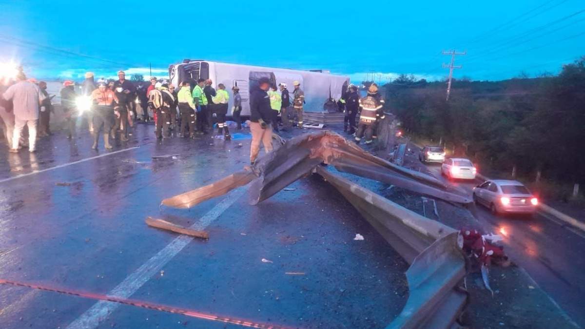 Volcadura de camión de pasajeros en Apodaca, Nuevo León, deja ocho muertos