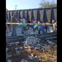 Tren choca un tráiler cargado de cerveza y se desata la rapiña