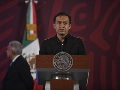 “Doy la vida. Vengan por ella”, dice Marx Arriaga por críticas a nuevos libros de texto de la SEP
