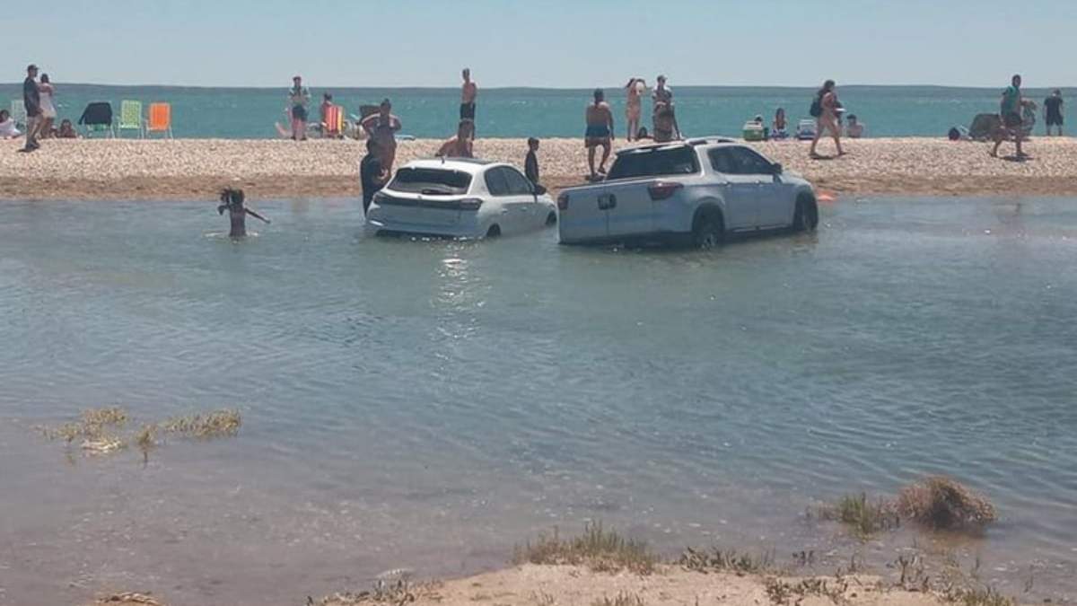 Algunos de los autos que quedaron varados en Las Grutas. Fuente: (Twitter)