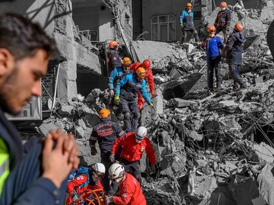 Terremoto Indonesia: continúan rescatando sobrevivientes bajo los escombros