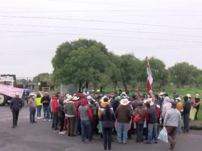 Agricultores bloquean la Toluca-Atlacomulco para exigir el retiro de la empresa Bionatur