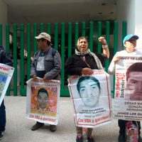 Padres de los 43 de Ayotzinapa protestan en oficinas de la PGR