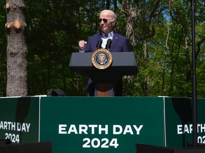 En el Día de la Tierra, Biden anuncia subvenciones para proyectos solares