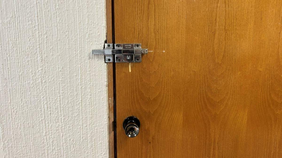 La puerta de la Sala de Prensa del INE cerrada con llave
