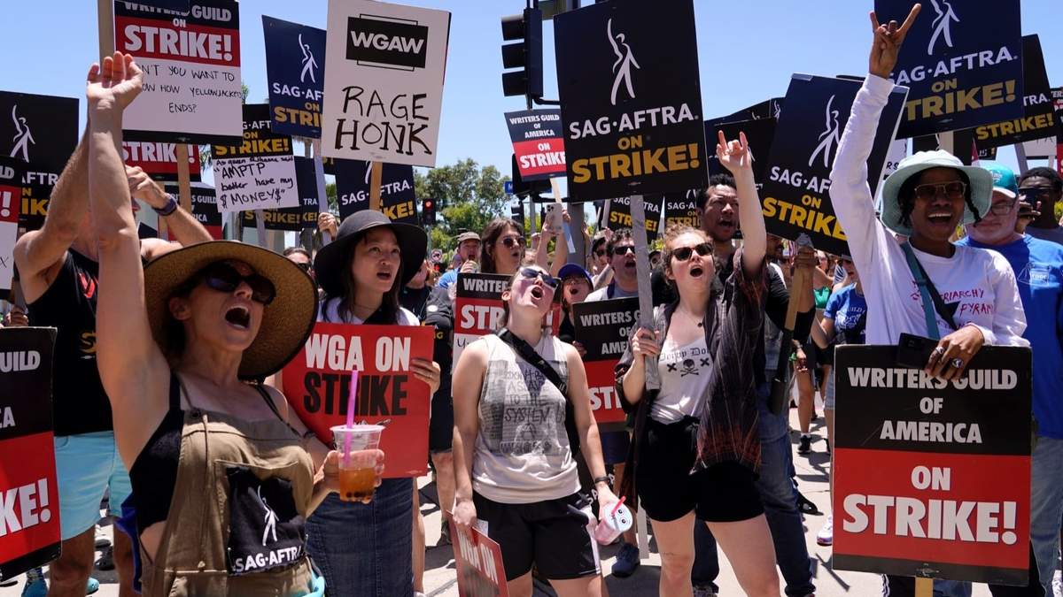 Guionistas y actores en huelga participan en un mitin frente a los estudios Paramount