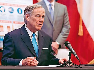 Greg Abbott "blinda" con tanques y militares la frontera de Texas con México