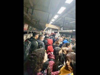 Retrasos en las líneas A, B, 4, 7 y 12 del Metro causan caos en los andenes
