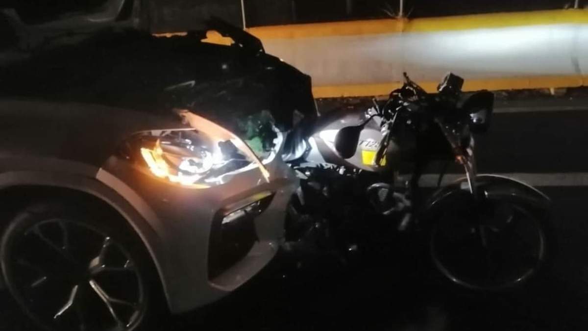 La camioneta impactó la motocicleta en la que viajaban los dos jóvenes
