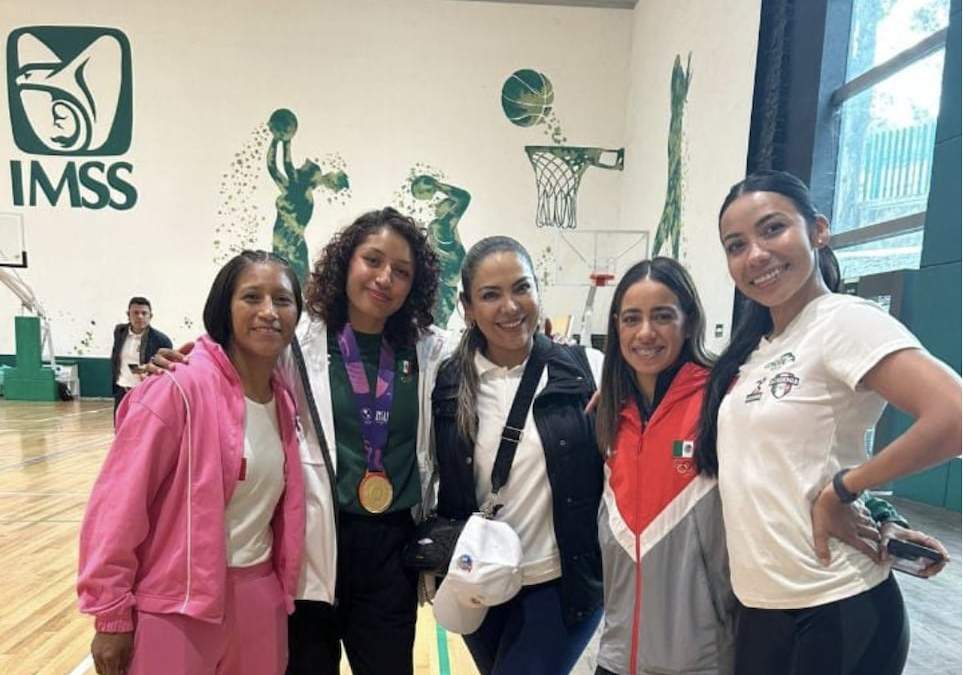 Cynthia Maribel Leyva Roa (tercera de izquierda a derecha) acompañada de deportistas del IMSS