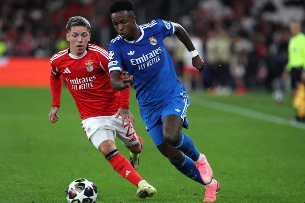 Gianluca Prestianni del Benfica lucha por el balón contra Vinicius Junior del Real Madrid durante un partido de fútbol de playoffs de la Liga de Campeones entre SL Benfica y Real Madrid en Lisboa, Portugal, el martes 17 de febrero de 2026.