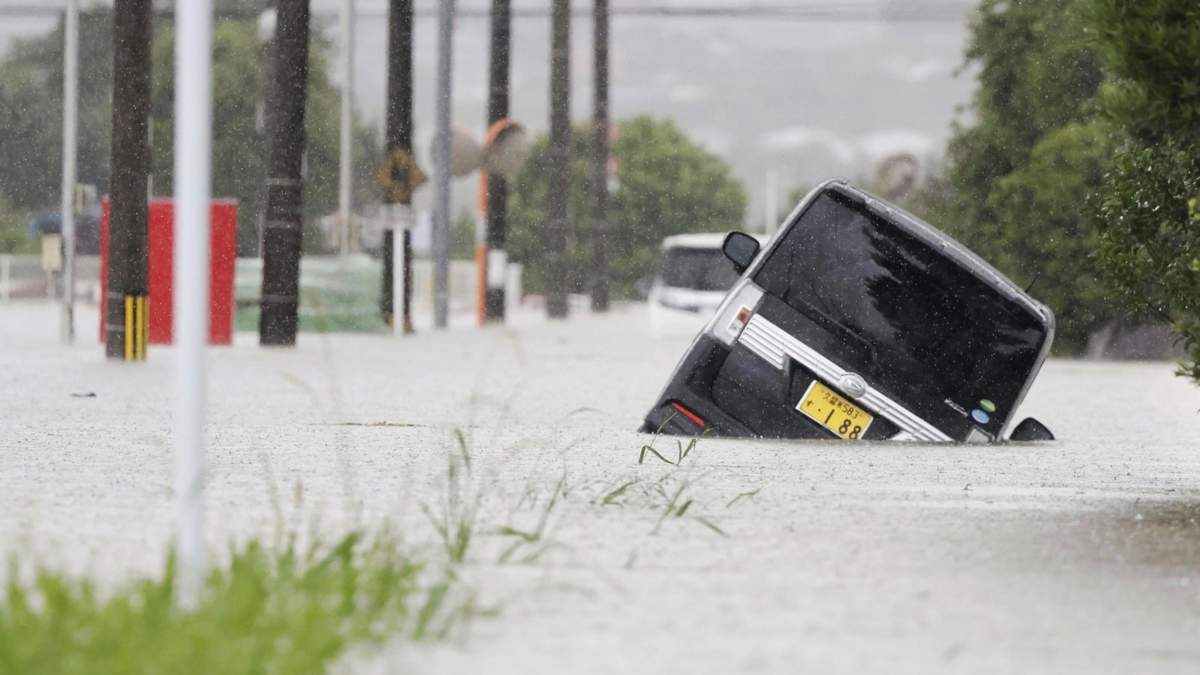 Un vehículo quedò atrapado en medio de una inundación en una calle tras fuertes lluvias en Kurume, en la prefectura de Fukuoka, en el sur de Japón