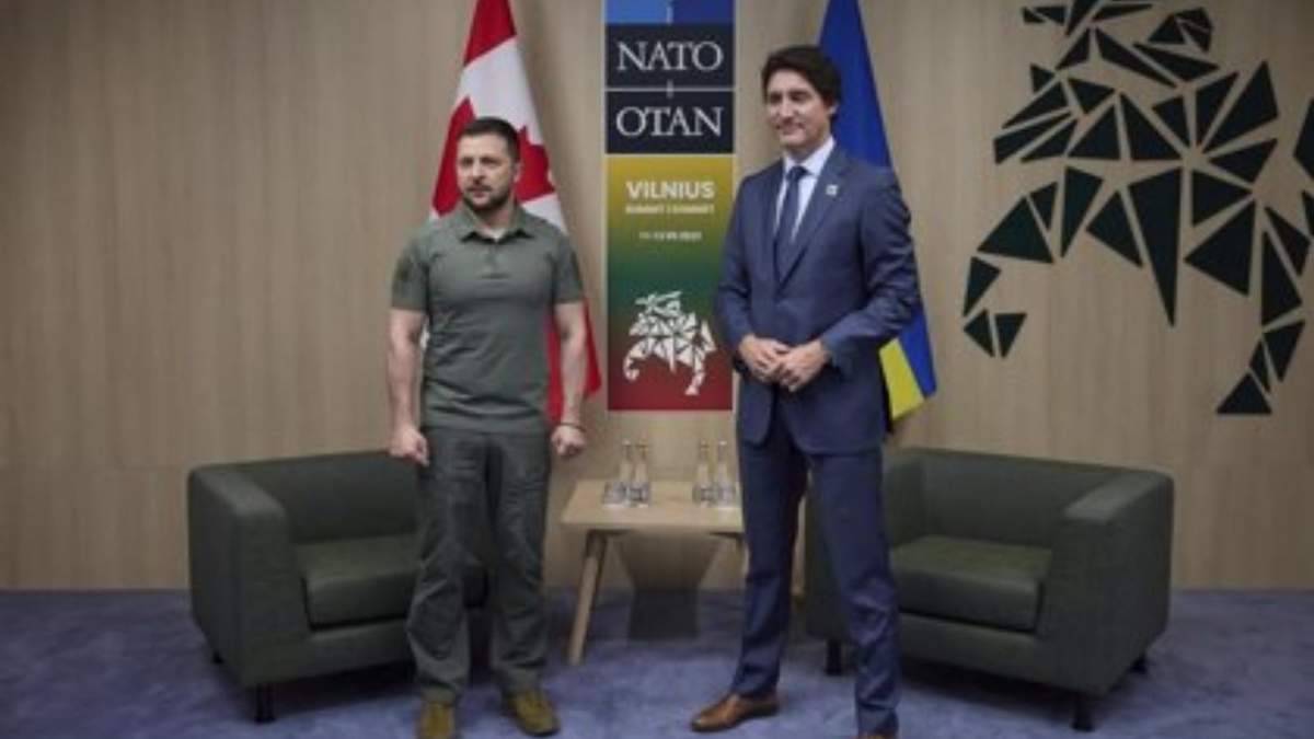 El primer ministro de Canadá, Justin Trudeau (derecha) y el presidente de Ucrania, Volodimir Zelenski (izquierda)