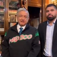 Le llueven críticas a AMLO por video con beisbolista en medio de crisis por ataque a familia LeBarón