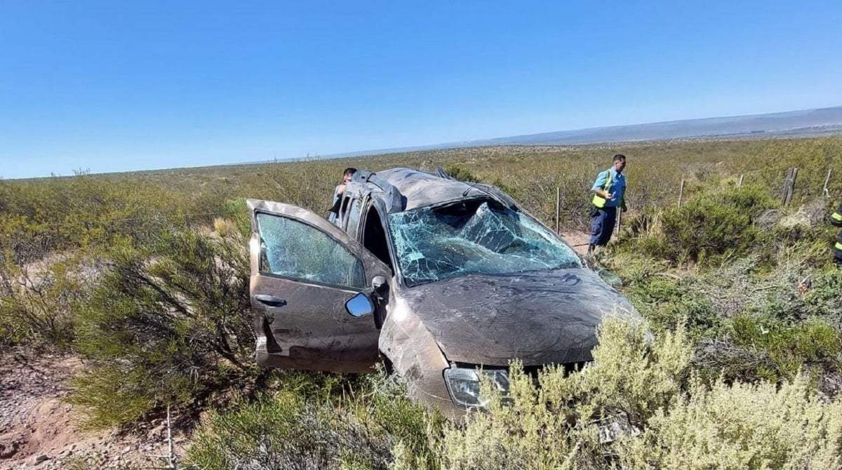 La Renault Duster sufrió graves daños en su estructura tras el vuelco en la ruta 237. Fuente: (Web La Voz)