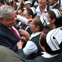 AMLO promete en dos años atención médica como en Canadá, Reino Unido y Dinamarca