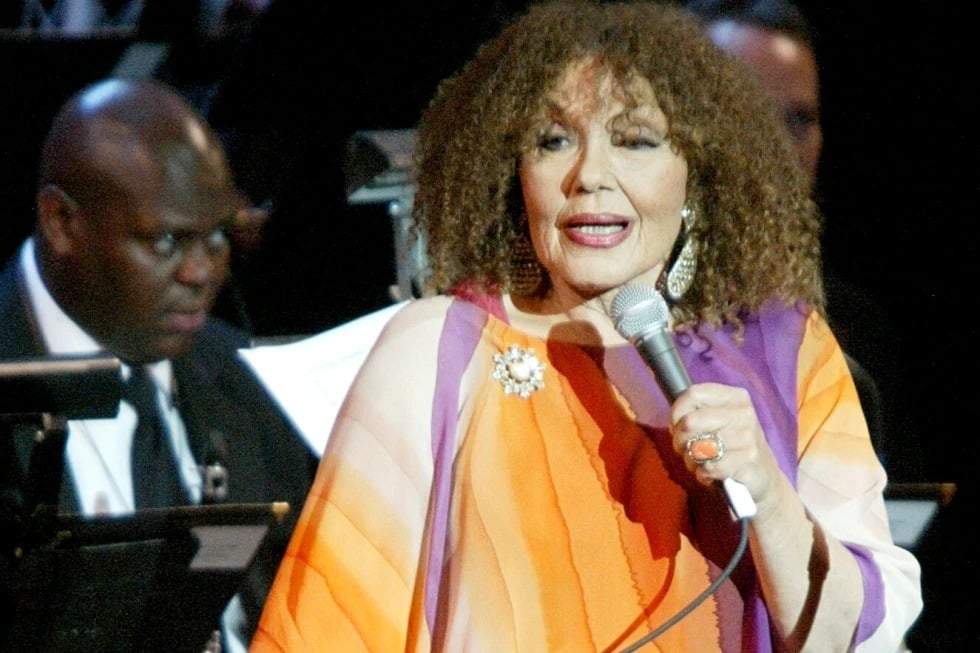 Cleo Laine se presenta en el concierto de Jazz at Lincoln Center, "Brindemos por las damas: una celebración de las grandes mujeres del jazz", en Nueva York, el 17 de noviembre de 2003.