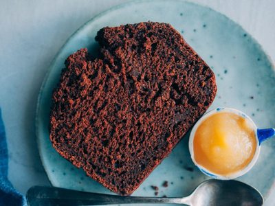 Bizcochuelo de chocolate húmedo y bajo en calorías: vas a amar esta receta para merendar en casa