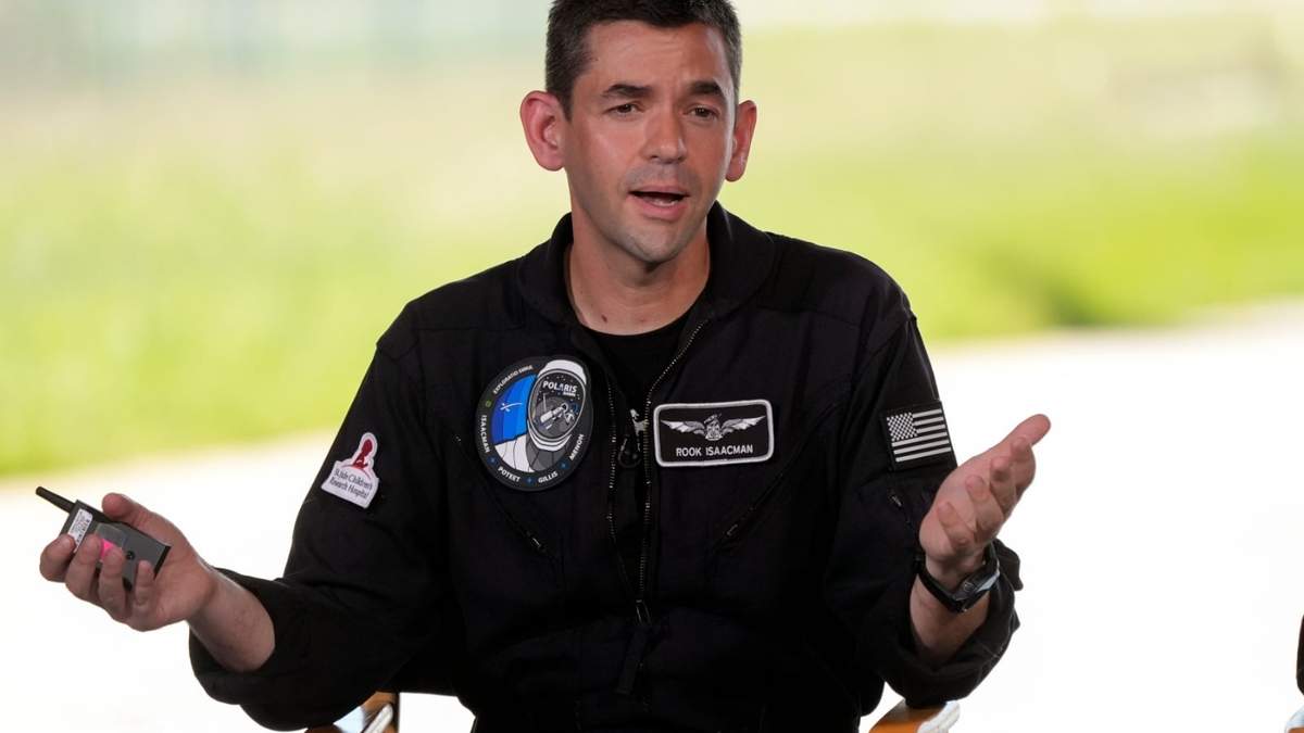 El comandante Jared Isaacman en conferencia de prensa en el Centro Espacial Kennedy en Cabo Cañaveral, Florida, el 19 de agosto del 2024