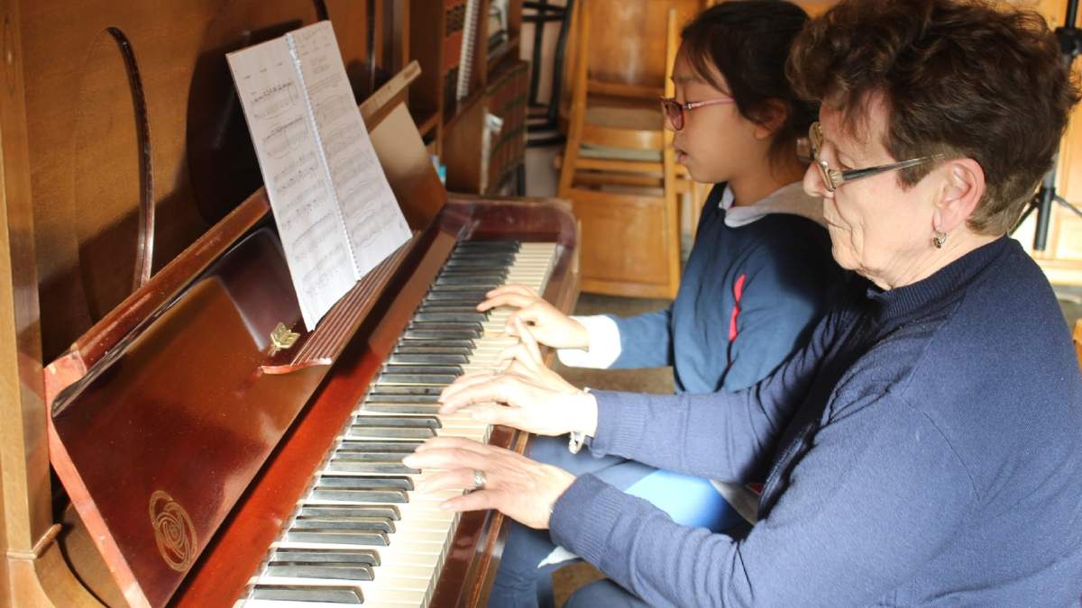 La profesora de música Rosi, junto a su alumna Sol en Zapala. Fuente: (Daniel Signorile)