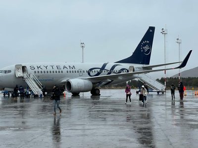 Llegó el primer vuelo nocturno de la temporada invernal a San Martín de los Andes