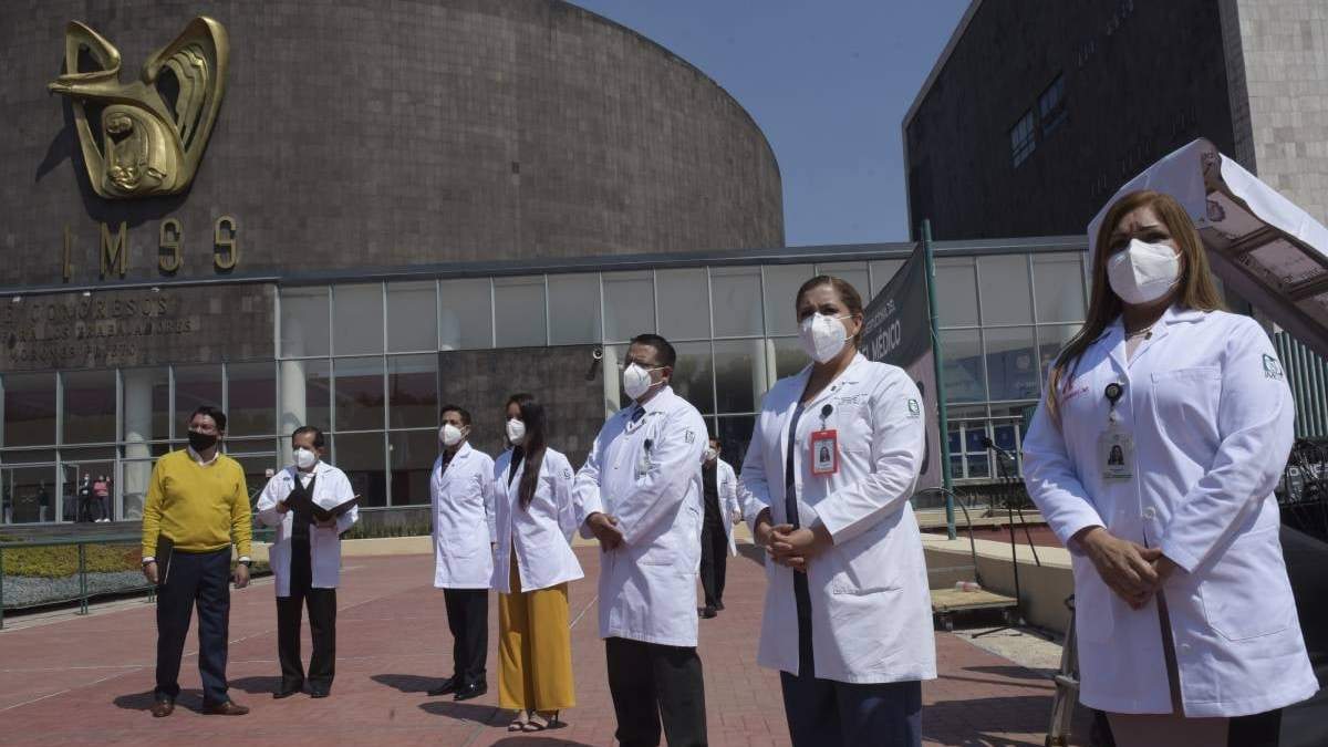 Personal de salud que atiende casos de covid en el IMSS