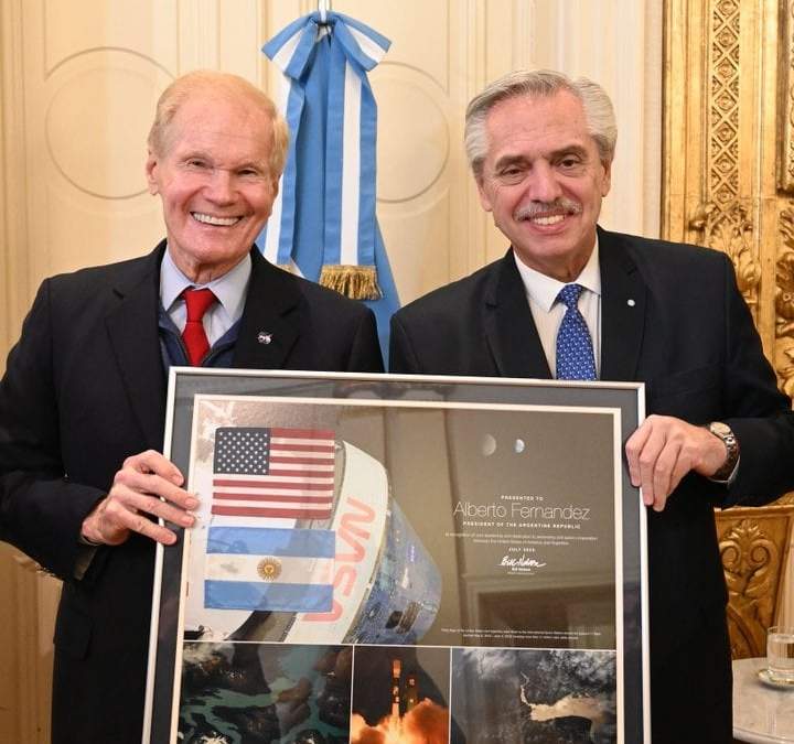 El administrador de la NASA, Bill Nelson, y el presidente argentino, Alberto Fernández, tras la firma de los Acuerdos Artemisa