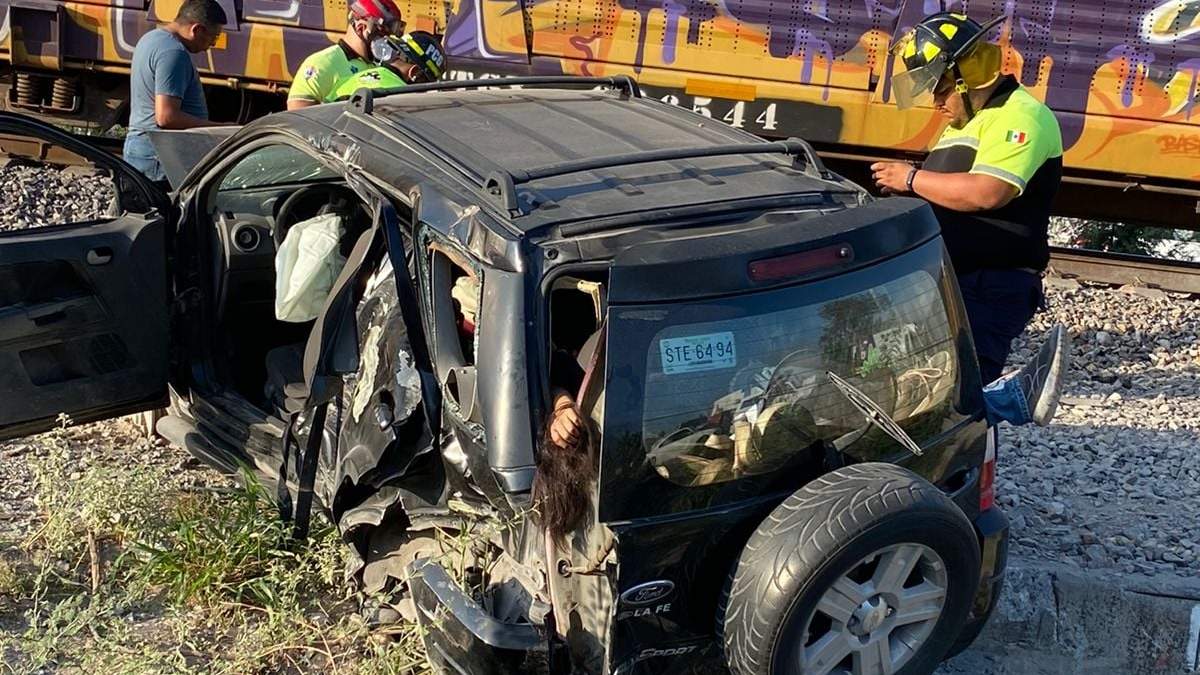Camioneta embestida por el tren