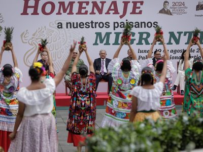 AMLO encabeza homenaje a migrantes mexicanos
