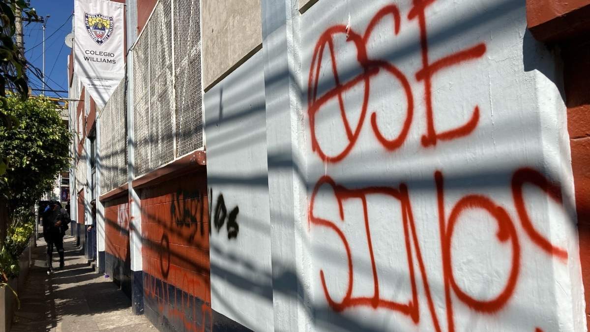 Pinta en el Colegio Williams tras la protesta de padres por la muerte del niño Abner Leonel