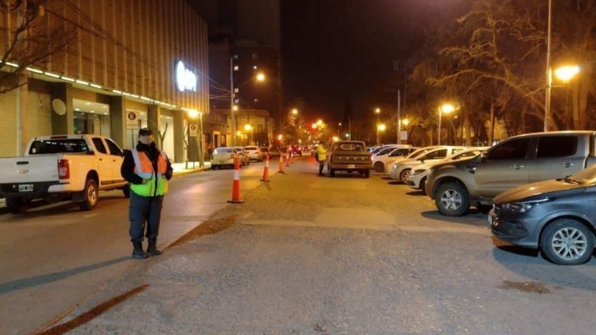 La División de Tránsito de la Municipalidad secuestró un total de 16 vehículos, 15 automóviles y una motocicleta, en distintos controles realizados el último fin de semana, en la ciudad de Neuquén. Foto Policía