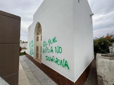Cementerio: denunciaron pintadas en el panteón familiar del intendente de Zapala